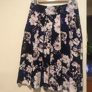 Size 6 blue floral Covington skirt